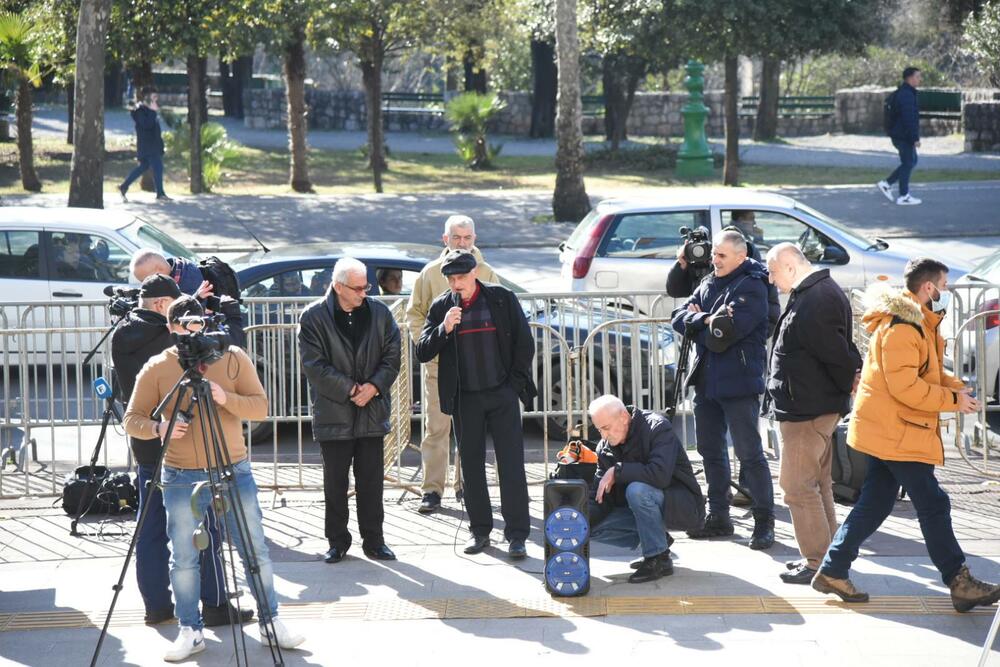 <p>"Sve ovo vrijeme osjećamo da rad parlamenta i Vlade funkcionišu kao podmetanje kukavičjih jaja jednih drugima. Takav rad je morao dovesti do ovoga", kazao je penzioner KAP-a Nikola Raković</p>