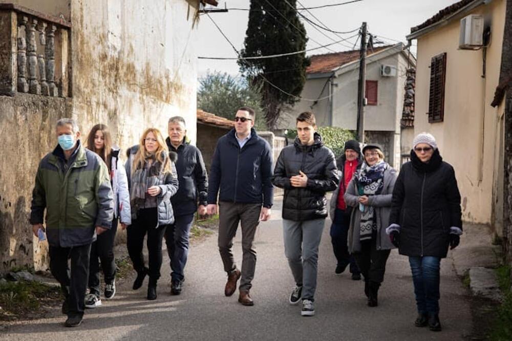 Ivan Vuković u šetnji sa žiteljima Stare varoši, Foto: Zvanična FB stranica dr Ivana Vukovića