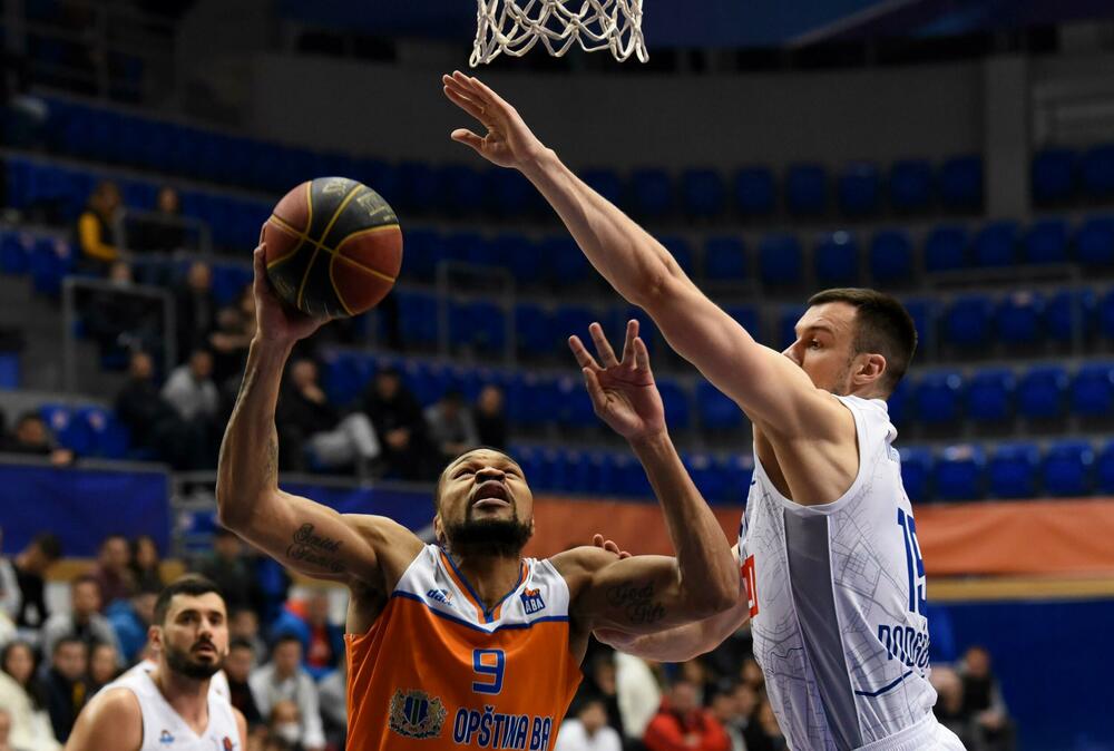 <p>Košarkaši Budućnost Volija su u crnogorskom derbiju savladali Mornar u Baru rezultatom 73:62. Pogledajte šta je zabilježio naš fotoreporter Boris Pejović večeras u "Topolici".</p>