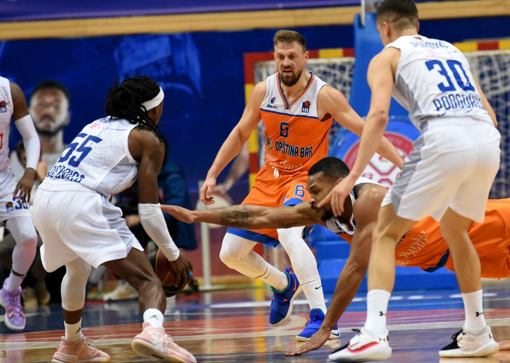 <p>Košarkaši Budućnost Volija su u crnogorskom derbiju savladali Mornar u Baru rezultatom 73:62. Pogledajte šta je zabilježio naš fotoreporter Boris Pejović večeras u "Topolici".</p>