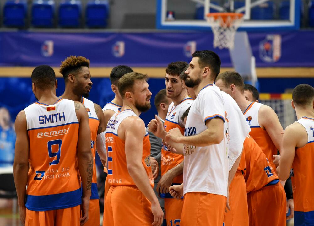 <p>Košarkaši Budućnost Volija su u crnogorskom derbiju savladali Mornar u Baru rezultatom 73:62. Pogledajte šta je zabilježio naš fotoreporter Boris Pejović večeras u "Topolici".</p>