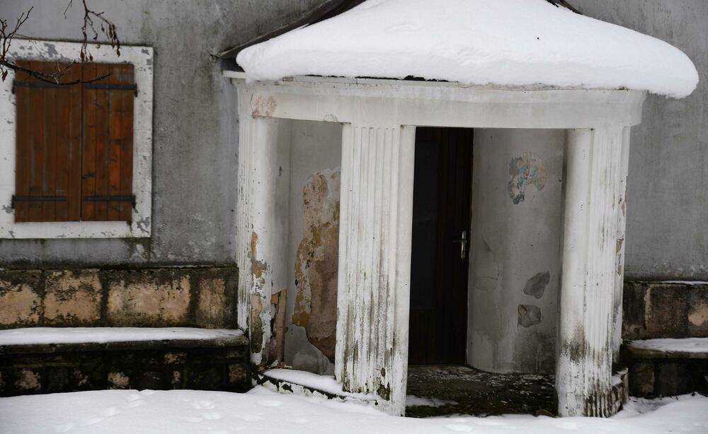 <p>Pored muzeja nalazi se i dvor knjaza i kralja Nikole, velika kuća u kojoj je rođen, koja za razliku od muzeja izgleda prilično zapušteno U blizini je i ruševina velike stare kuće, gdje su živjeli roditelji vladike Rada</p>