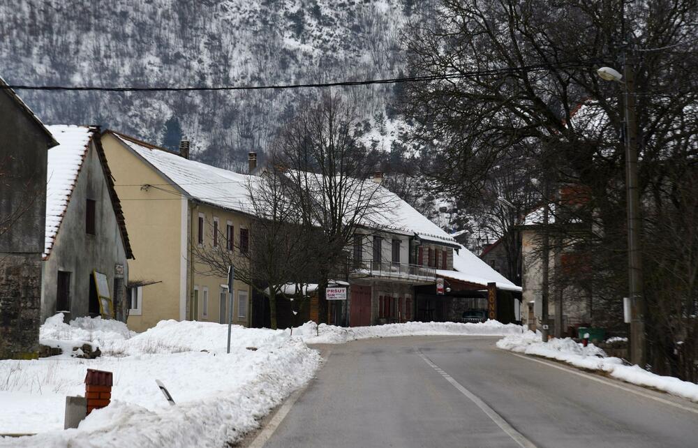 <p>Pored muzeja nalazi se i dvor knjaza i kralja Nikole, velika kuća u kojoj je rođen, koja za razliku od muzeja izgleda prilično zapušteno U blizini je i ruševina velike stare kuće, gdje su živjeli roditelji vladike Rada</p>