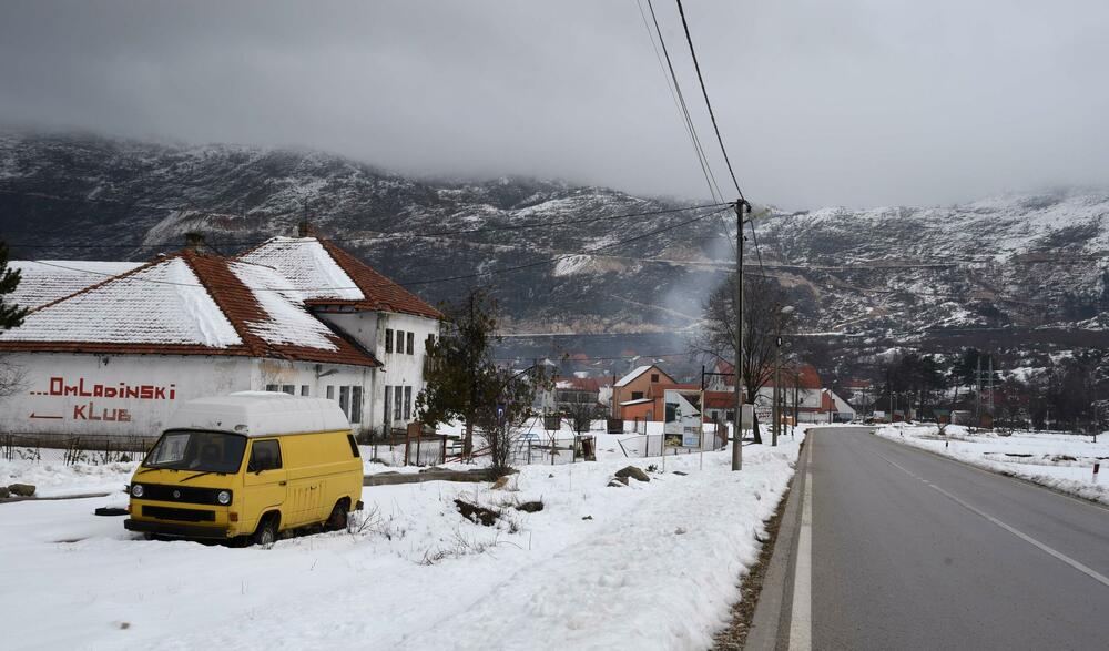 <p>Pored muzeja nalazi se i dvor knjaza i kralja Nikole, velika kuća u kojoj je rođen, koja za razliku od muzeja izgleda prilično zapušteno U blizini je i ruševina velike stare kuće, gdje su živjeli roditelji vladike Rada</p>