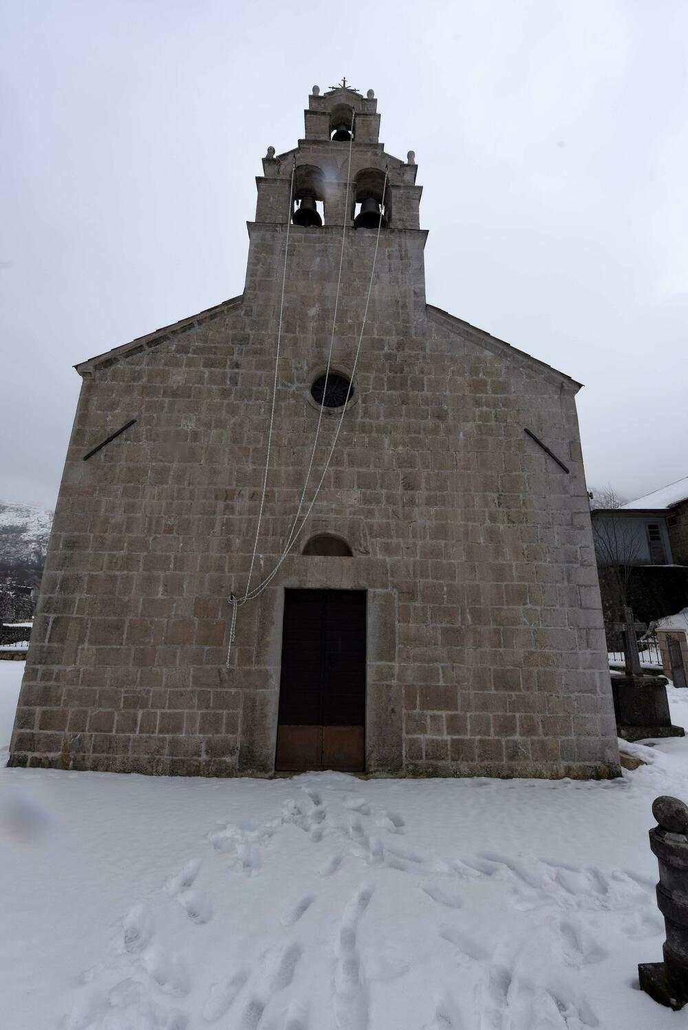 <p>Pored muzeja nalazi se i dvor knjaza i kralja Nikole, velika kuća u kojoj je rođen, koja za razliku od muzeja izgleda prilično zapušteno U blizini je i ruševina velike stare kuće, gdje su živjeli roditelji vladike Rada</p>