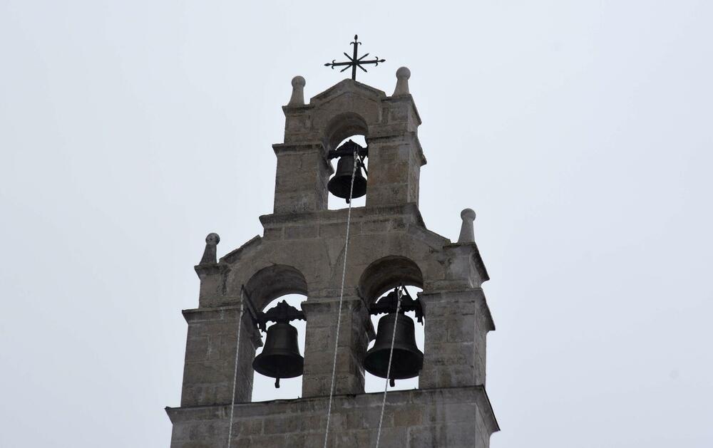 <p>Pored muzeja nalazi se i dvor knjaza i kralja Nikole, velika kuća u kojoj je rođen, koja za razliku od muzeja izgleda prilično zapušteno U blizini je i ruševina velike stare kuće, gdje su živjeli roditelji vladike Rada</p>