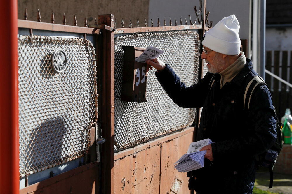 Peter Nogradi dostavlja bilten u selu pored Dunava, Foto: Rojters