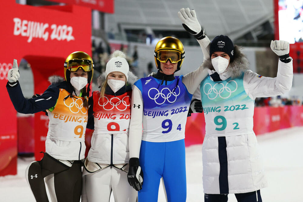 Urša Bogataj, Nina Križnar, Peterc Prevc i Timi Zajc slave zlato, Foto: REUTERS/Lindsey Wasson
