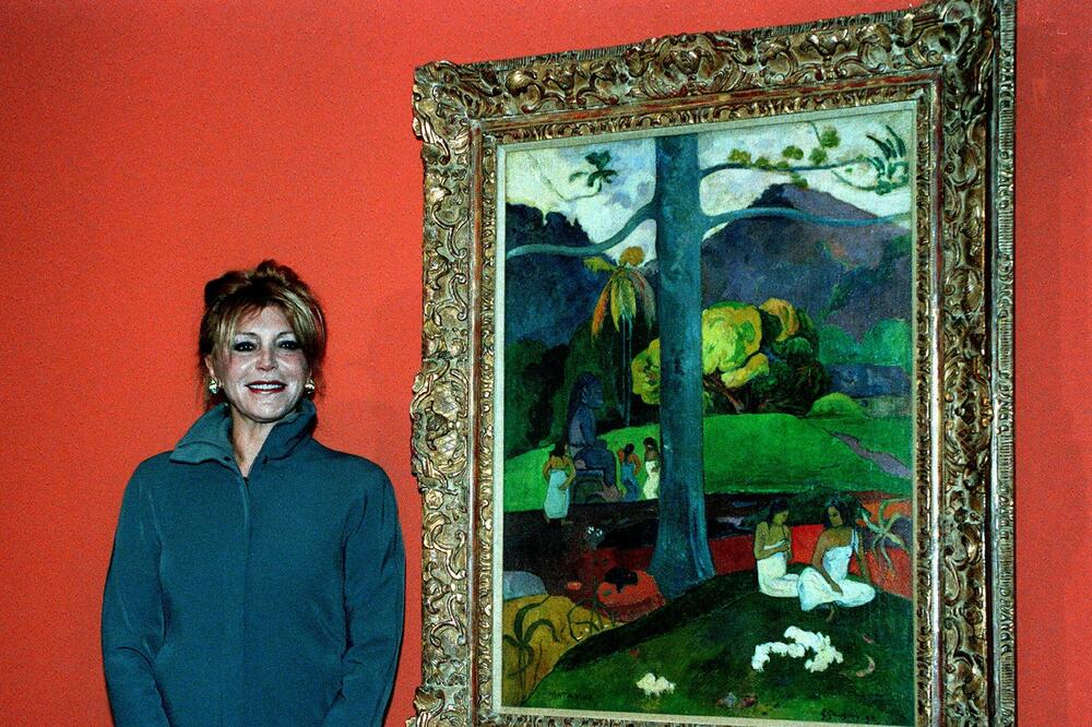 Vlasnica slike, Karmen Tisen, pored slike "Mata Mua" na izložbi 1999. godine, Foto: Elpais.com