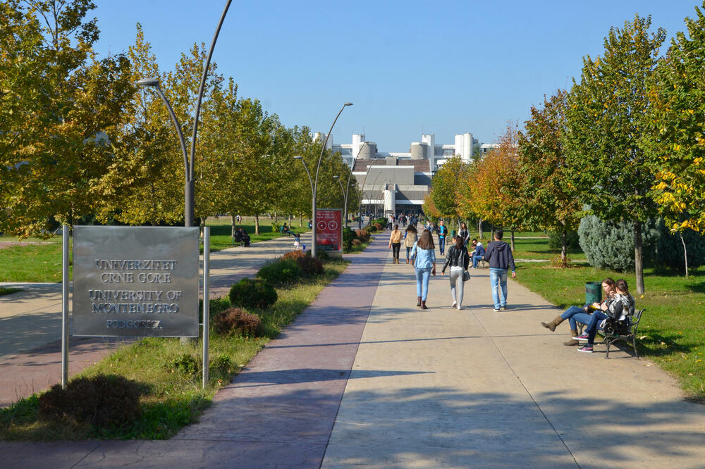 Ispred sjedišta Univerziteta, Foto: Ministarstvo prosvjete