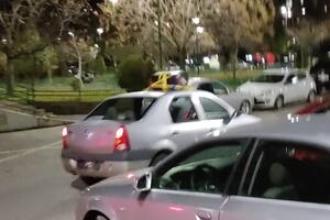 Sa razglasa iz automobila pozivaju građane na protest u Podgorici