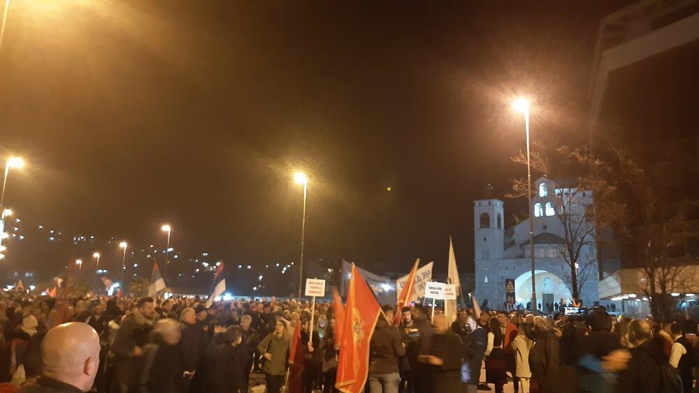 <p>"Ovih dana ujedinila se Crna Gora koja ne trpi nepravdu, izdaju, obmanu, prevaru...", rekao je lider Demokrata Aleksa Bečić</p>