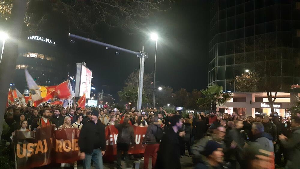 <p>"Ovih dana ujedinila se Crna Gora koja ne trpi nepravdu, izdaju, obmanu, prevaru...", rekao je lider Demokrata Aleksa Bečić</p>