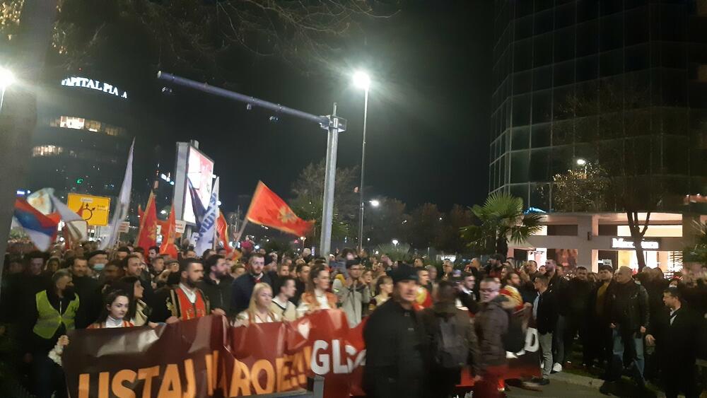 <p>"Ovih dana ujedinila se Crna Gora koja ne trpi nepravdu, izdaju, obmanu, prevaru...", rekao je lider Demokrata Aleksa Bečić</p>