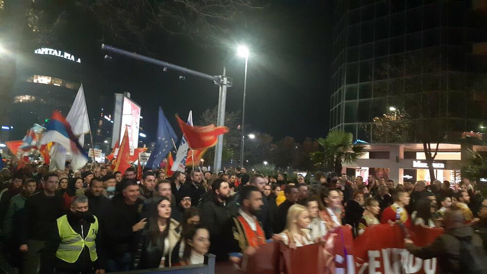 <p>"Ovih dana ujedinila se Crna Gora koja ne trpi nepravdu, izdaju, obmanu, prevaru...", rekao je lider Demokrata Aleksa Bečić</p>