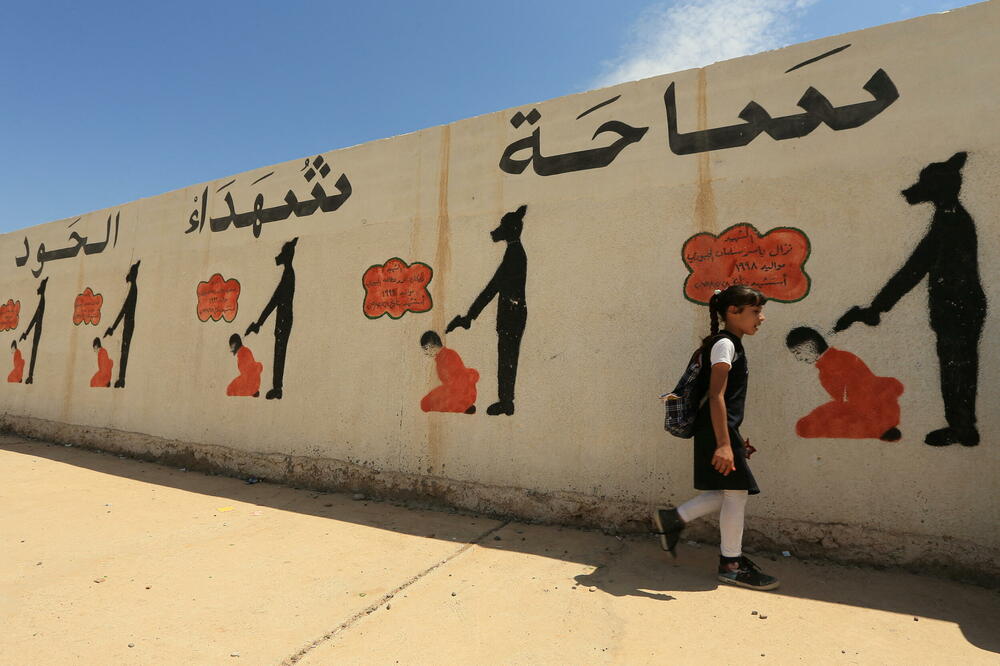 Grafit u Mosulu na kojem je prikazano kako pripadnici ID ubijaju zatvorenike, Foto: Rojters