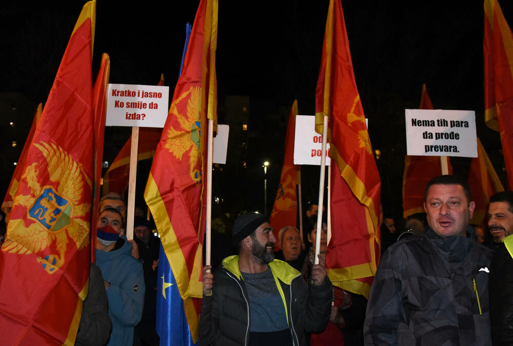 <p>"Ovih dana ujedinila se Crna Gora koja ne trpi nepravdu, izdaju, obmanu, prevaru...", rekao je lider Demokrata Aleksa Bečić</p>