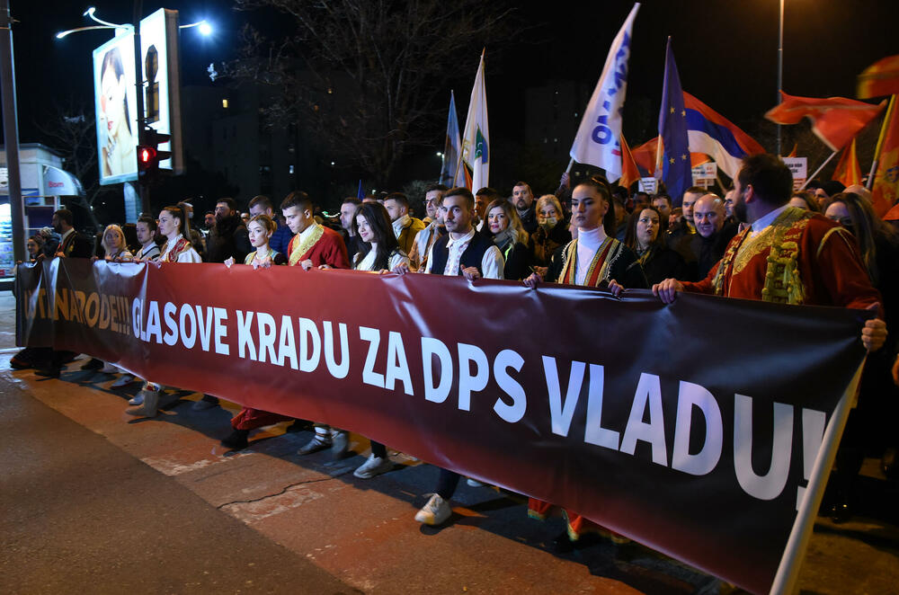 <p>"Ovih dana ujedinila se Crna Gora koja ne trpi nepravdu, izdaju, obmanu, prevaru...", rekao je lider Demokrata Aleksa Bečić</p>