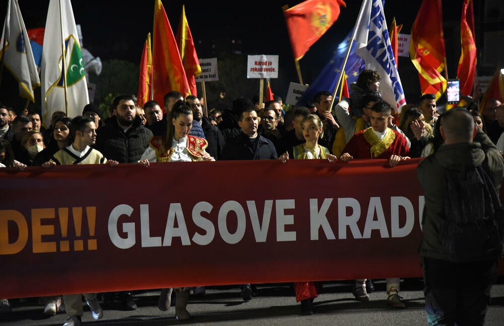 <p>"Ovih dana ujedinila se Crna Gora koja ne trpi nepravdu, izdaju, obmanu, prevaru...", rekao je lider Demokrata Aleksa Bečić</p>