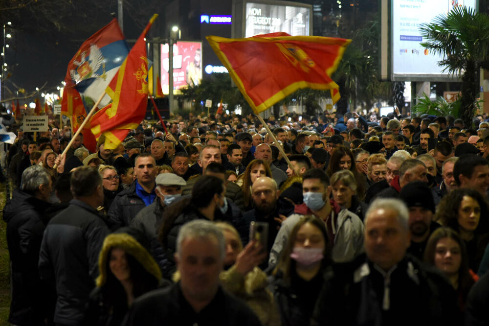 <p>"Ovih dana ujedinila se Crna Gora koja ne trpi nepravdu, izdaju, obmanu, prevaru...", rekao je lider Demokrata Aleksa Bečić</p>
