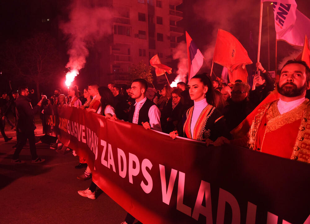 <p>"Ovih dana ujedinila se Crna Gora koja ne trpi nepravdu, izdaju, obmanu, prevaru...", rekao je lider Demokrata Aleksa Bečić</p>