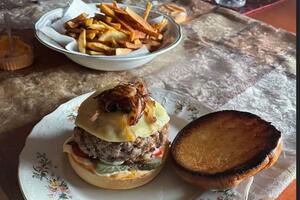 Montenegro burger: Užitak za ljubitelje dobrog mesa