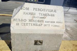 Oskrnavljen kamen-temeljac koji je postavio narodni heroj Veljko...