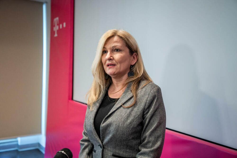 <p>Regionalni koordinator organizacije Help, Klaus Mock, zahvalio je Crnogorskom Telekomu na podršci i istakao da su telefoni, koje su dobili medijatori, njihov najvažniji alat da rade i budu u kontaktu sa članovima RE zajednice i sa institucijama.</p>