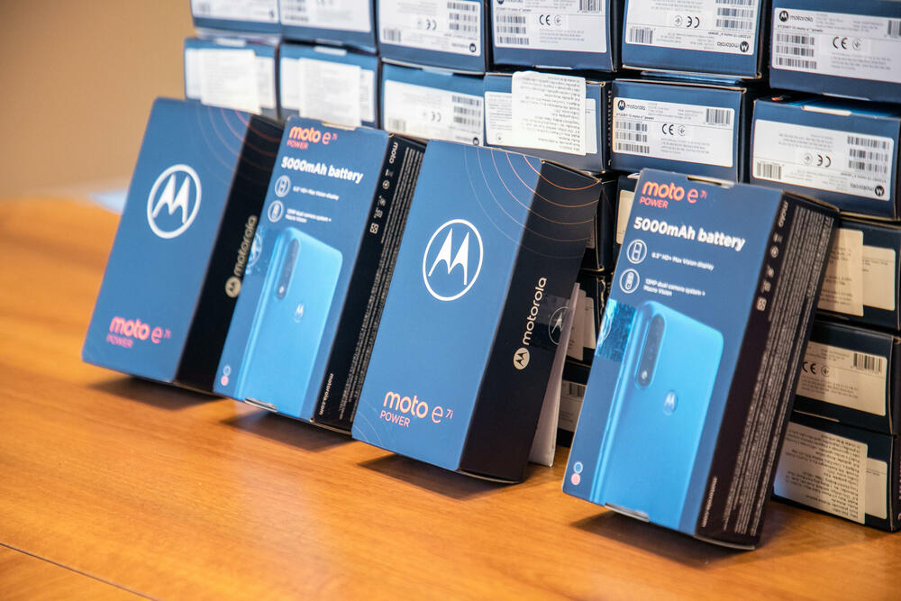 <p>Regionalni koordinator organizacije Help, Klaus Mock, zahvalio je Crnogorskom Telekomu na podršci i istakao da su telefoni, koje su dobili medijatori, njihov najvažniji alat da rade i budu u kontaktu sa članovima RE zajednice i sa institucijama.</p>