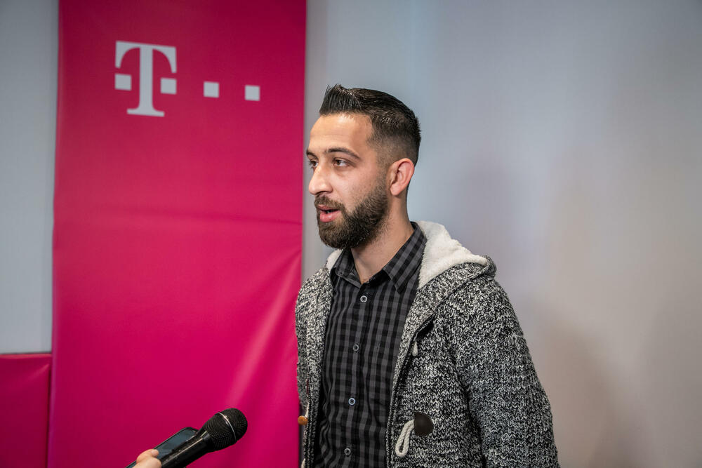 <p>Regionalni koordinator organizacije Help, Klaus Mock, zahvalio je Crnogorskom Telekomu na podršci i istakao da su telefoni, koje su dobili medijatori, njihov najvažniji alat da rade i budu u kontaktu sa članovima RE zajednice i sa institucijama.</p>