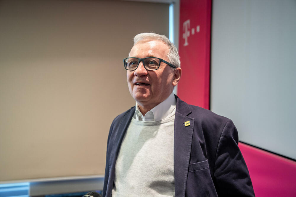 <p>Regionalni koordinator organizacije Help, Klaus Mock, zahvalio je Crnogorskom Telekomu na podršci i istakao da su telefoni, koje su dobili medijatori, njihov najvažniji alat da rade i budu u kontaktu sa članovima RE zajednice i sa institucijama.</p>