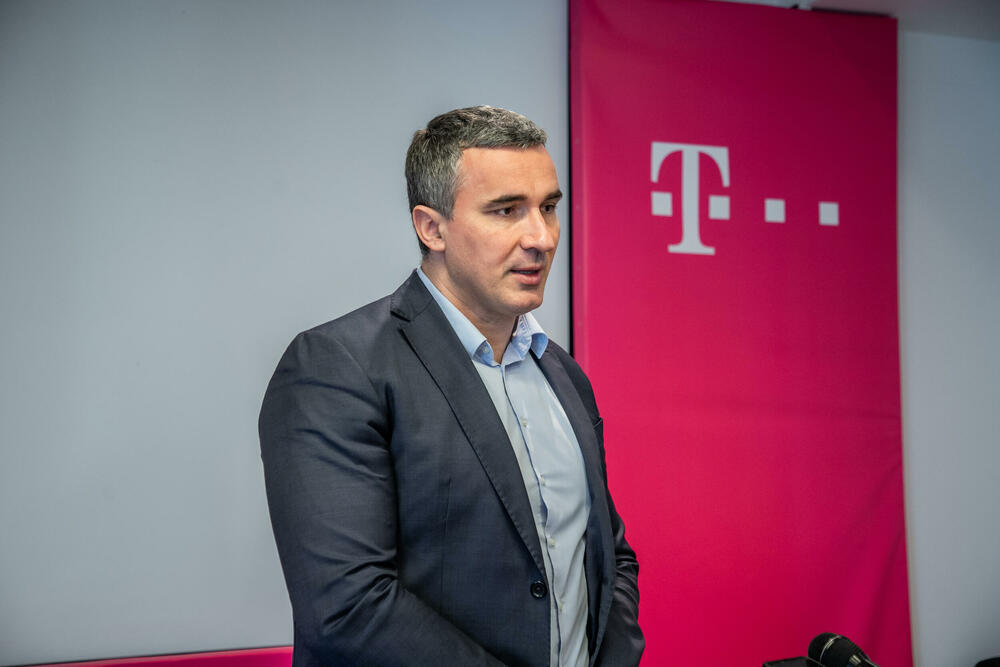 <p>Regionalni koordinator organizacije Help, Klaus Mock, zahvalio je Crnogorskom Telekomu na podršci i istakao da su telefoni, koje su dobili medijatori, njihov najvažniji alat da rade i budu u kontaktu sa članovima RE zajednice i sa institucijama.</p>