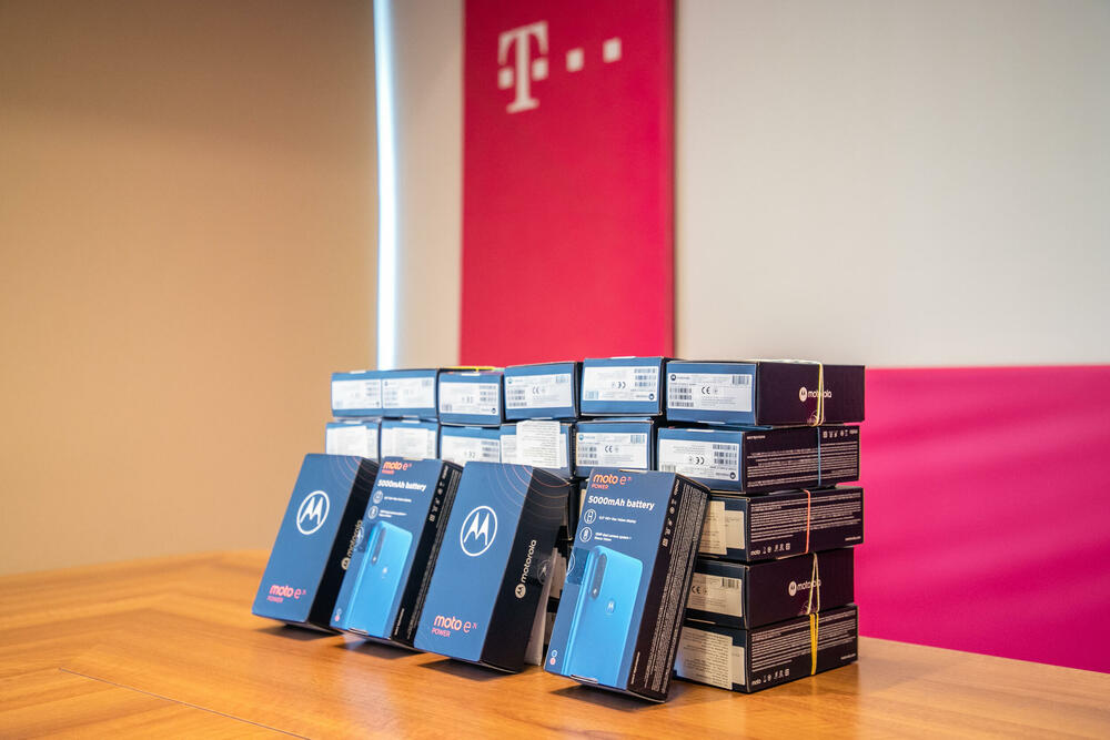 <p>Regionalni koordinator organizacije Help, Klaus Mock, zahvalio je Crnogorskom Telekomu na podršci i istakao da su telefoni, koje su dobili medijatori, njihov najvažniji alat da rade i budu u kontaktu sa članovima RE zajednice i sa institucijama.</p>