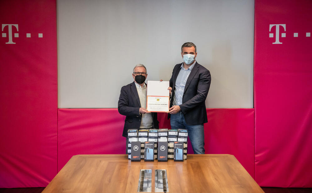 <p>Regionalni koordinator organizacije Help, Klaus Mock, zahvalio je Crnogorskom Telekomu na podršci i istakao da su telefoni, koje su dobili medijatori, njihov najvažniji alat da rade i budu u kontaktu sa članovima RE zajednice i sa institucijama.</p>