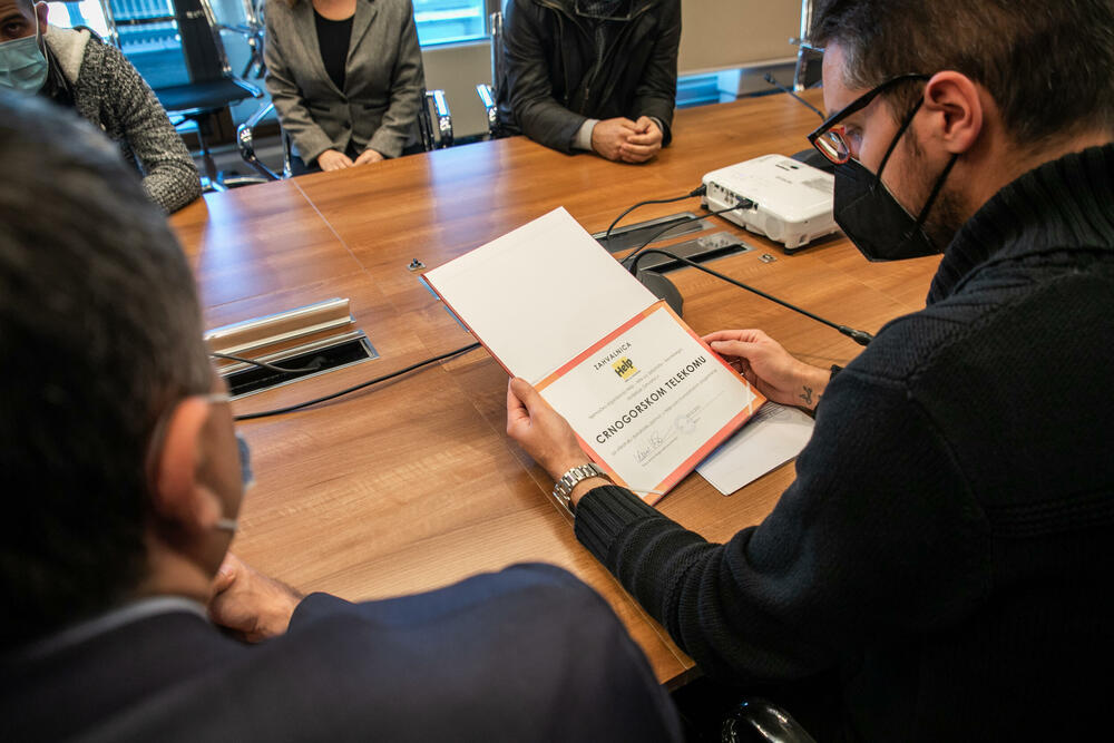 <p>Regionalni koordinator organizacije Help, Klaus Mock, zahvalio je Crnogorskom Telekomu na podršci i istakao da su telefoni, koje su dobili medijatori, njihov najvažniji alat da rade i budu u kontaktu sa članovima RE zajednice i sa institucijama.</p>