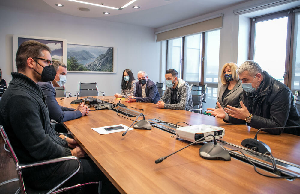 <p>Regionalni koordinator organizacije Help, Klaus Mock, zahvalio je Crnogorskom Telekomu na podršci i istakao da su telefoni, koje su dobili medijatori, njihov najvažniji alat da rade i budu u kontaktu sa članovima RE zajednice i sa institucijama.</p>