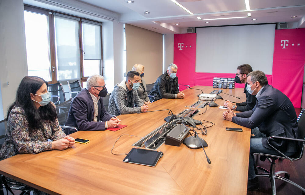 <p>Regionalni koordinator organizacije Help, Klaus Mock, zahvalio je Crnogorskom Telekomu na podršci i istakao da su telefoni, koje su dobili medijatori, njihov najvažniji alat da rade i budu u kontaktu sa članovima RE zajednice i sa institucijama.</p>