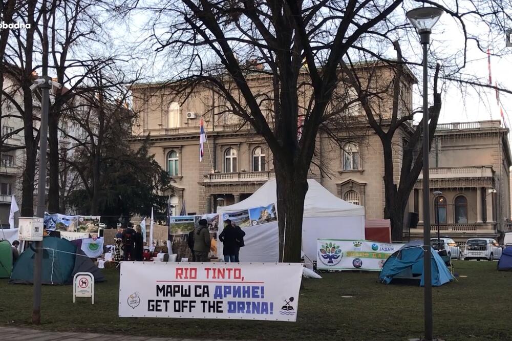 Detalj ispred sjedišta Vučića, Foto: Screenshot/Radio Slobodna Evropa