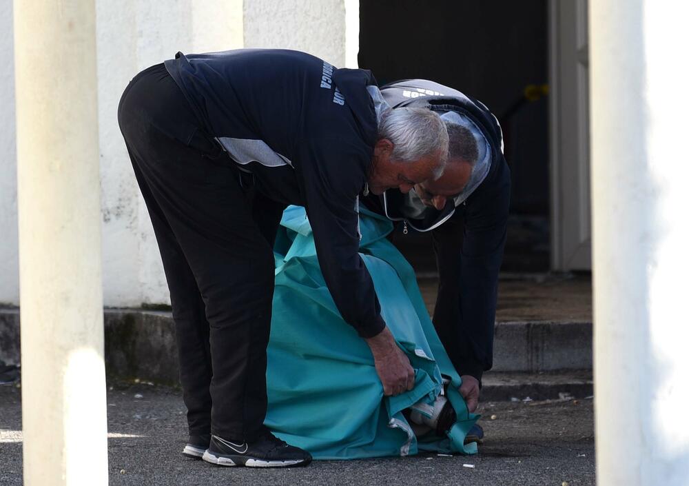 <p>Postojeći objekat se ruši, zbog nepouzdanosti statike konstruktivnog sklopa</p>  <div contenteditable="false" tabindex="-1"> </div>