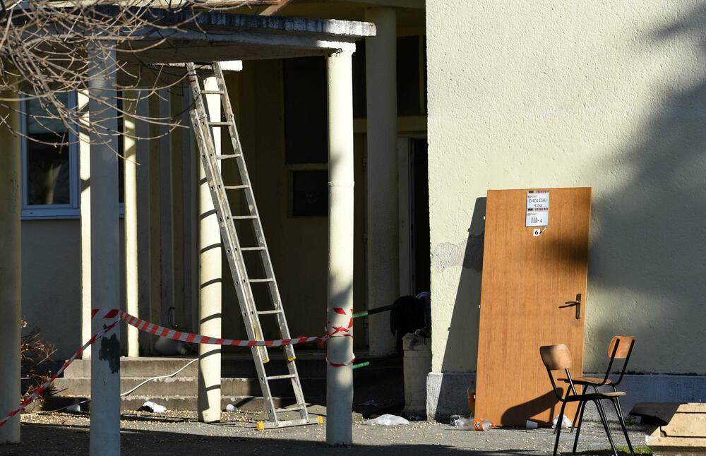 <p>Postojeći objekat se ruši, zbog nepouzdanosti statike konstruktivnog sklopa</p>  <div contenteditable="false" tabindex="-1"> </div>