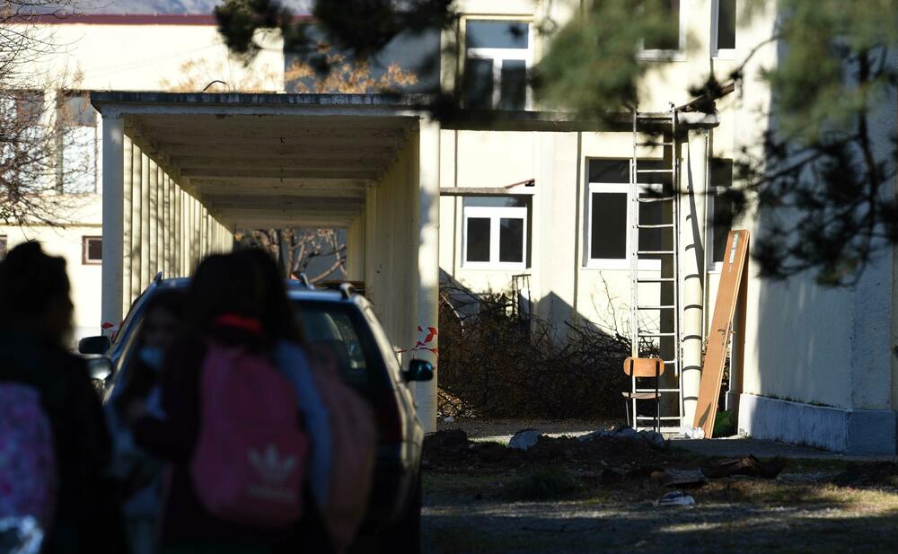 <p>Postojeći objekat se ruši, zbog nepouzdanosti statike konstruktivnog sklopa</p>  <div contenteditable="false" tabindex="-1"> </div>