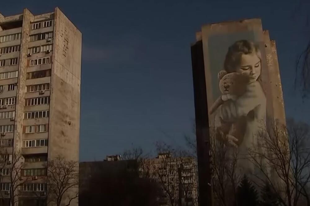 Mural na stambenoj zgradi u Mariupolju na Aveniji mira, Foto: Screenshot/Youtube