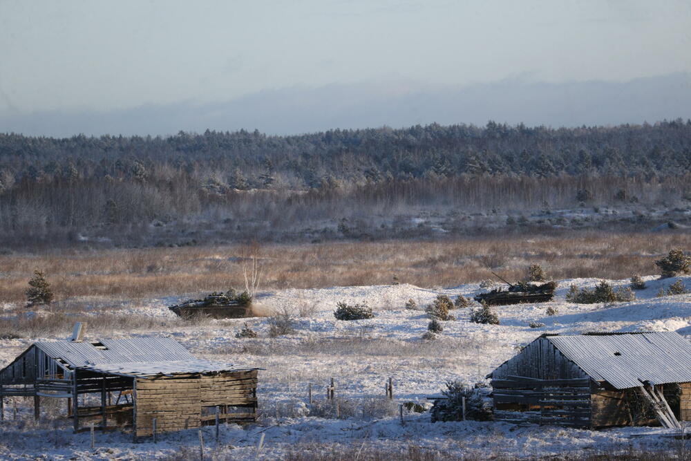 <p>Na poligonu Gožski održavaju se vojne vježbe snaga Rusije i Belorusije u regionu Grodnjenskoj oblasti. Fotografije je objavilo Ministarstvo odbrane Bjelorusije. Grodnjenska oblast u Bjelorusiji, graniči se sa Poljskom i Litvanijom</p>