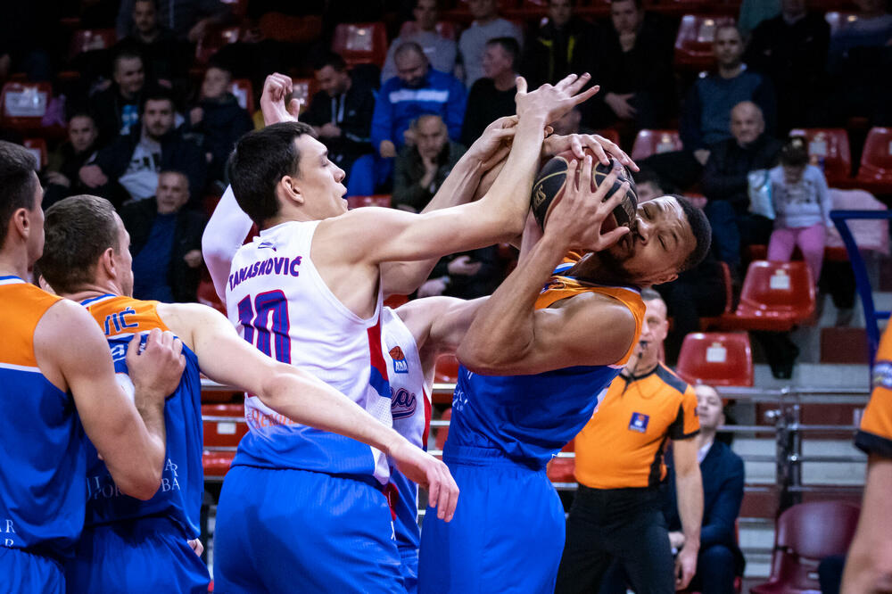Tejlor Smit u borbi za loptu sa centrima Igokee, Foto: Igokea/Marija Vuruna