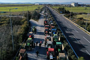 Grčki poljoprivrednici prijete zatvaranjem svih auto-puteva zbog...