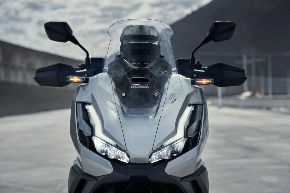 <p>Uz veliki prostor za stvari ispod sjedišta, podesivi vjetrobran, pametni ključ i LCD kontrolnu tablu - uz opciju povezivanja Honda Smartphone sistema - predstavlja jedinstveni skuter moćnih performansi, stila i gradske praktičnosti.</p>