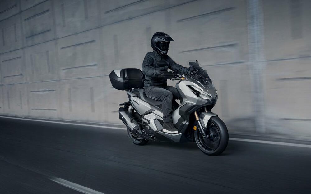 <p>Uz veliki prostor za stvari ispod sjedišta, podesivi vjetrobran, pametni ključ i LCD kontrolnu tablu - uz opciju povezivanja Honda Smartphone sistema - predstavlja jedinstveni skuter moćnih performansi, stila i gradske praktičnosti.</p>