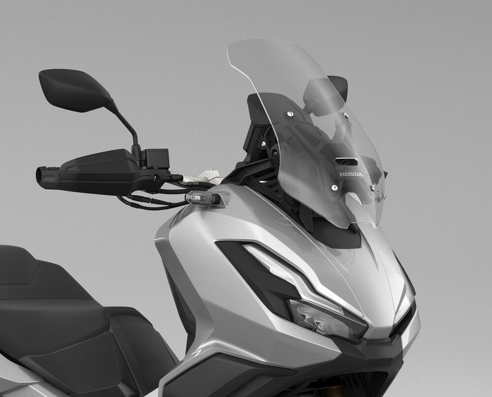 <p>Uz veliki prostor za stvari ispod sjedišta, podesivi vjetrobran, pametni ključ i LCD kontrolnu tablu - uz opciju povezivanja Honda Smartphone sistema - predstavlja jedinstveni skuter moćnih performansi, stila i gradske praktičnosti.</p>