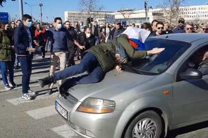 Blokada kod Palate Srbije, vozač udario demonstranta, nosio ga na...