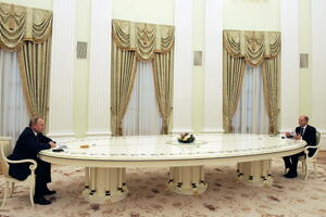 Dugačak sto za kojim Putin prima goste napravili Italijani, kažu...